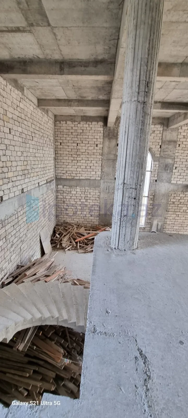 Satılır 15 otaqlı həyət evi 1500 m²