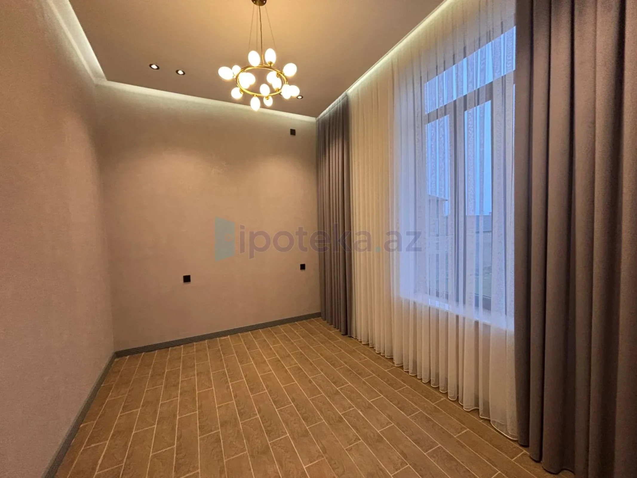 Satılır 4 otaqlı mənzil 200 m²