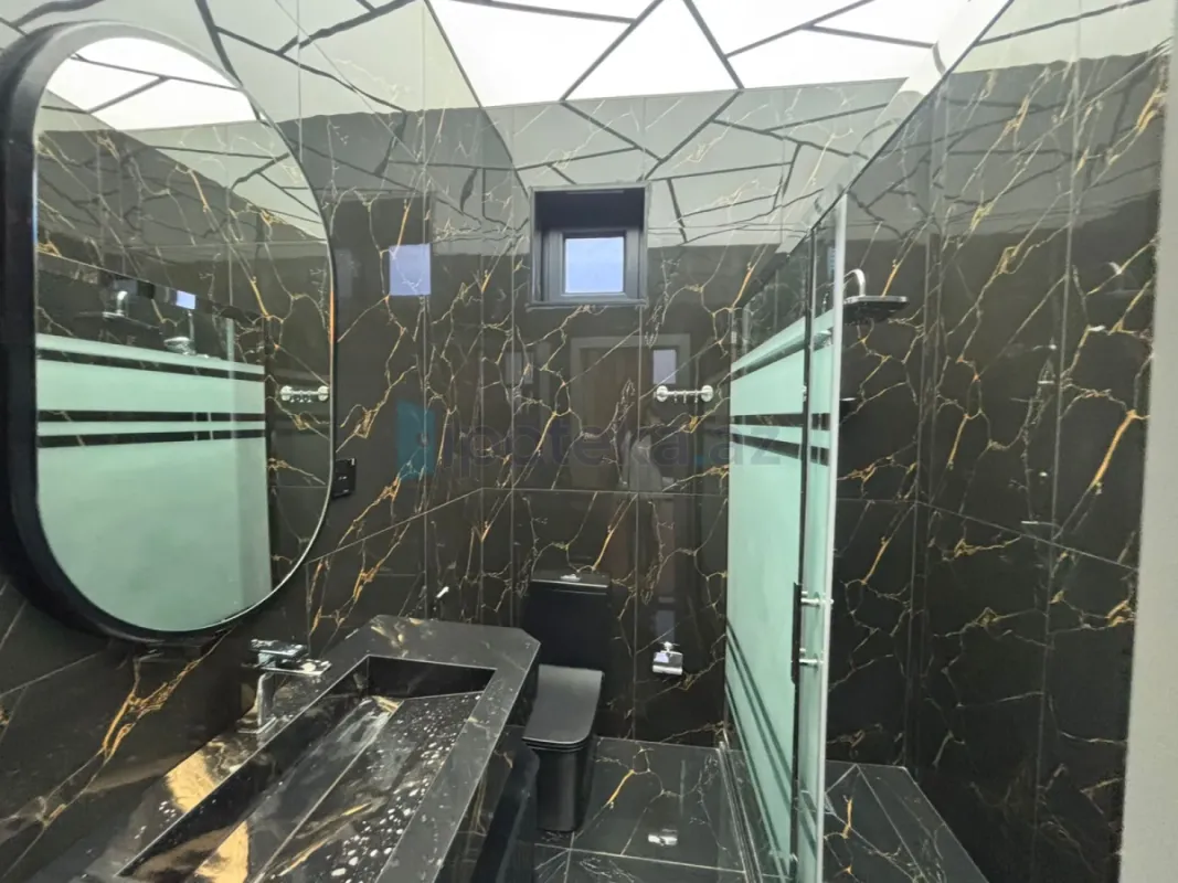 Satılır 4 otaqlı mənzil 200 m²