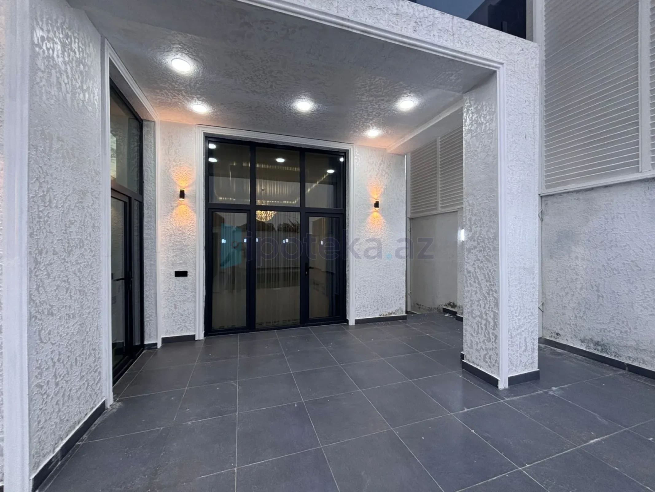Satılır 4 otaqlı mənzil 200 m²