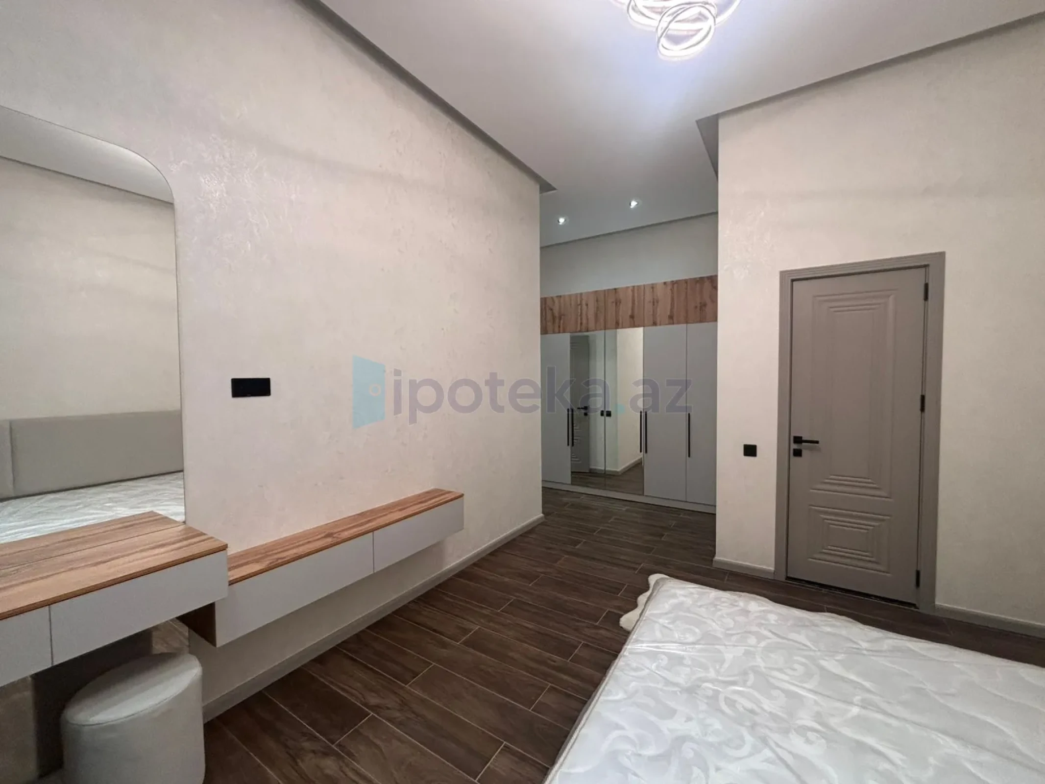 Satılır 4 otaqlı mənzil 165 m²
