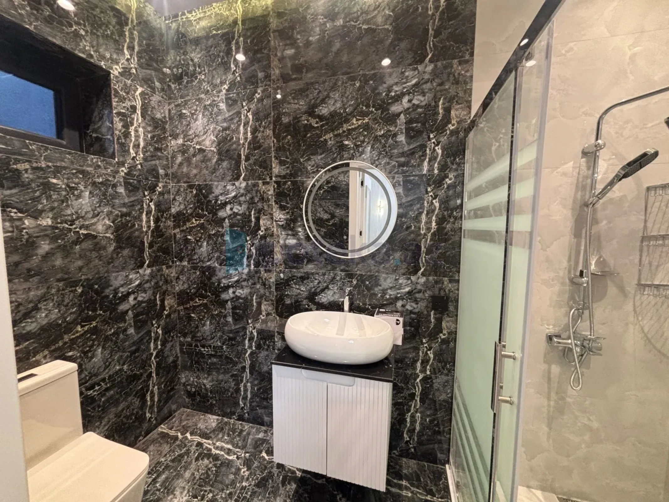 Satılır 4 otaqlı mənzil 185 m²