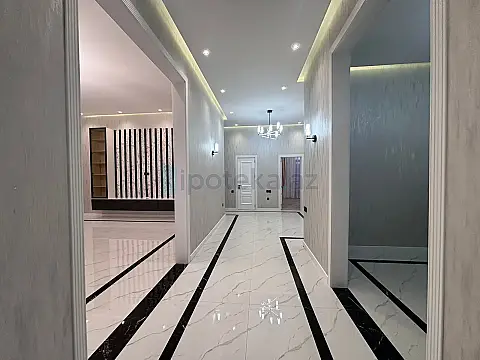 Satılır 4 otaqlı mənzil 195 m²