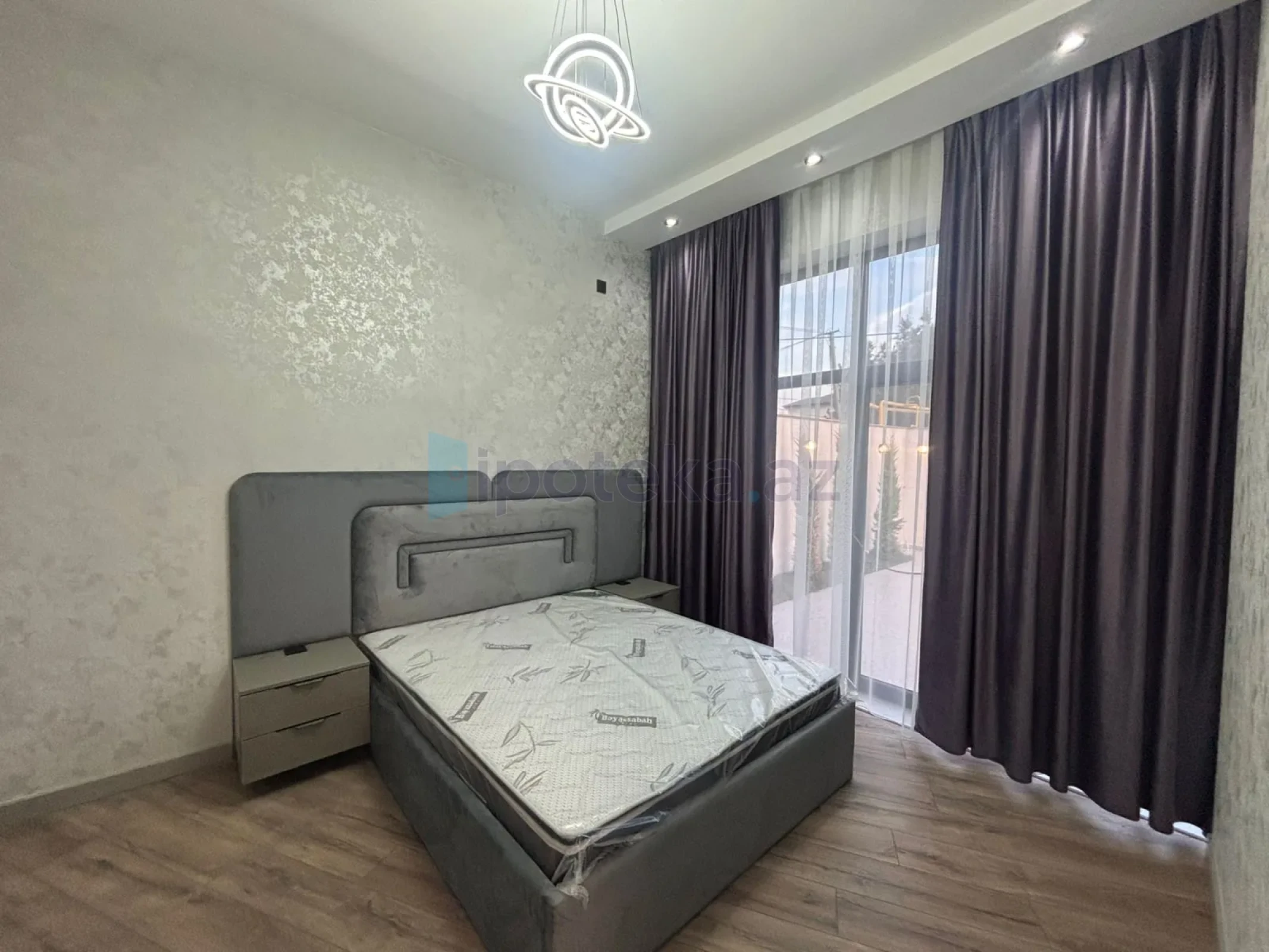 Satılır 4 otaqlı mənzil 140 m²