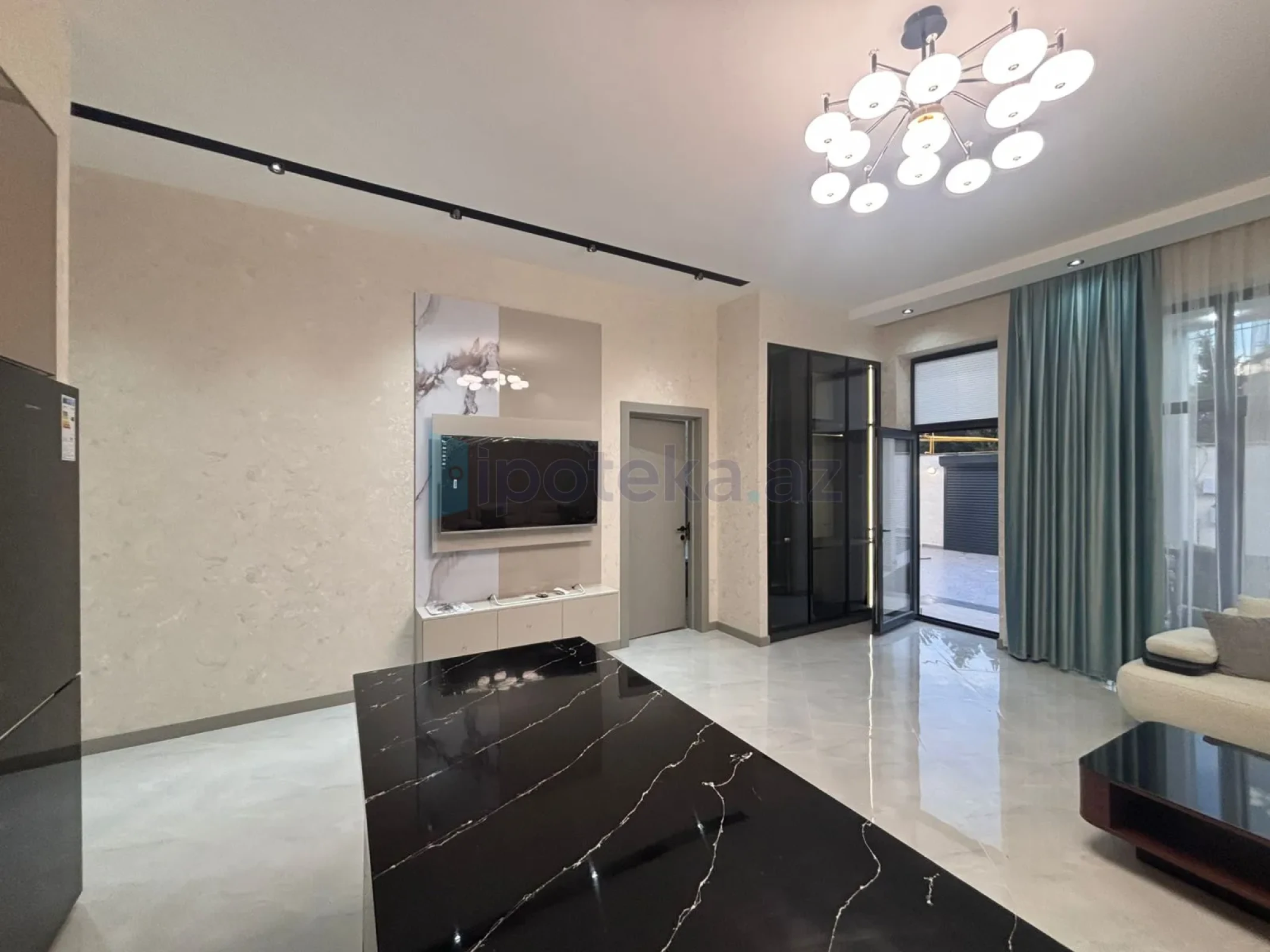 Satılır 4 otaqlı mənzil 140 m²