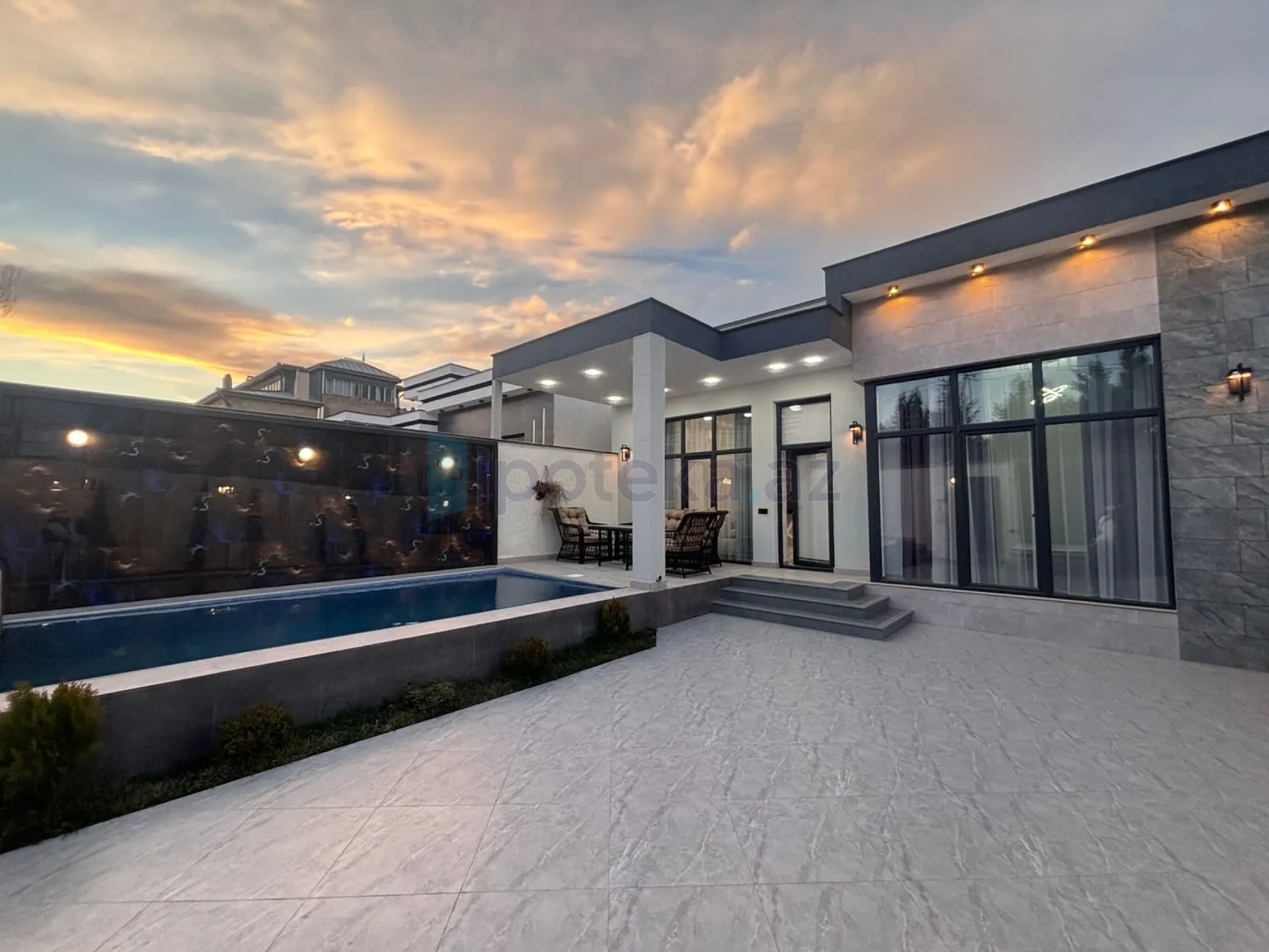 Satılır 4 otaqlı mənzil 140 m²