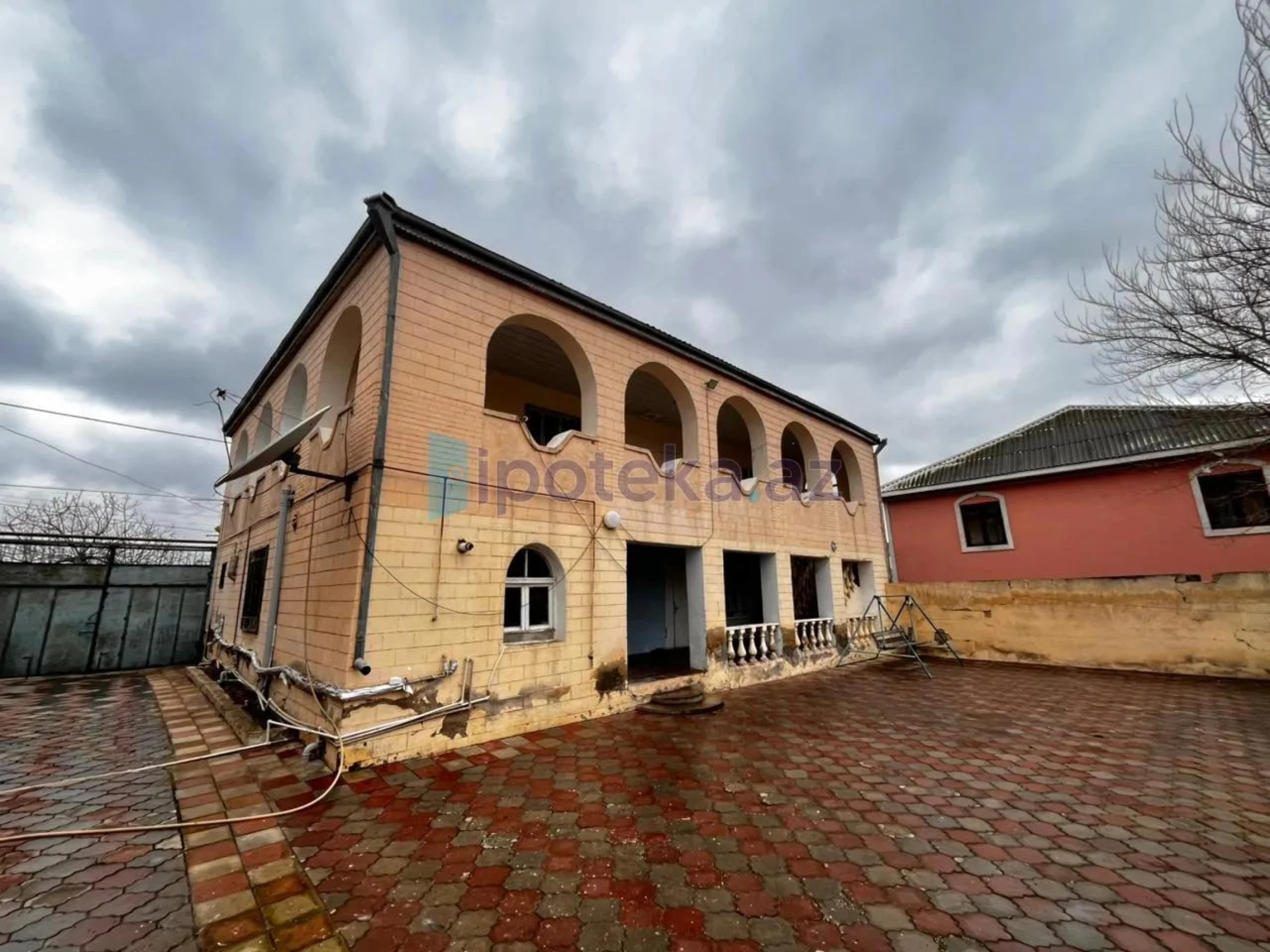 Satılır 4 otaqlı həyət evi 200 m²