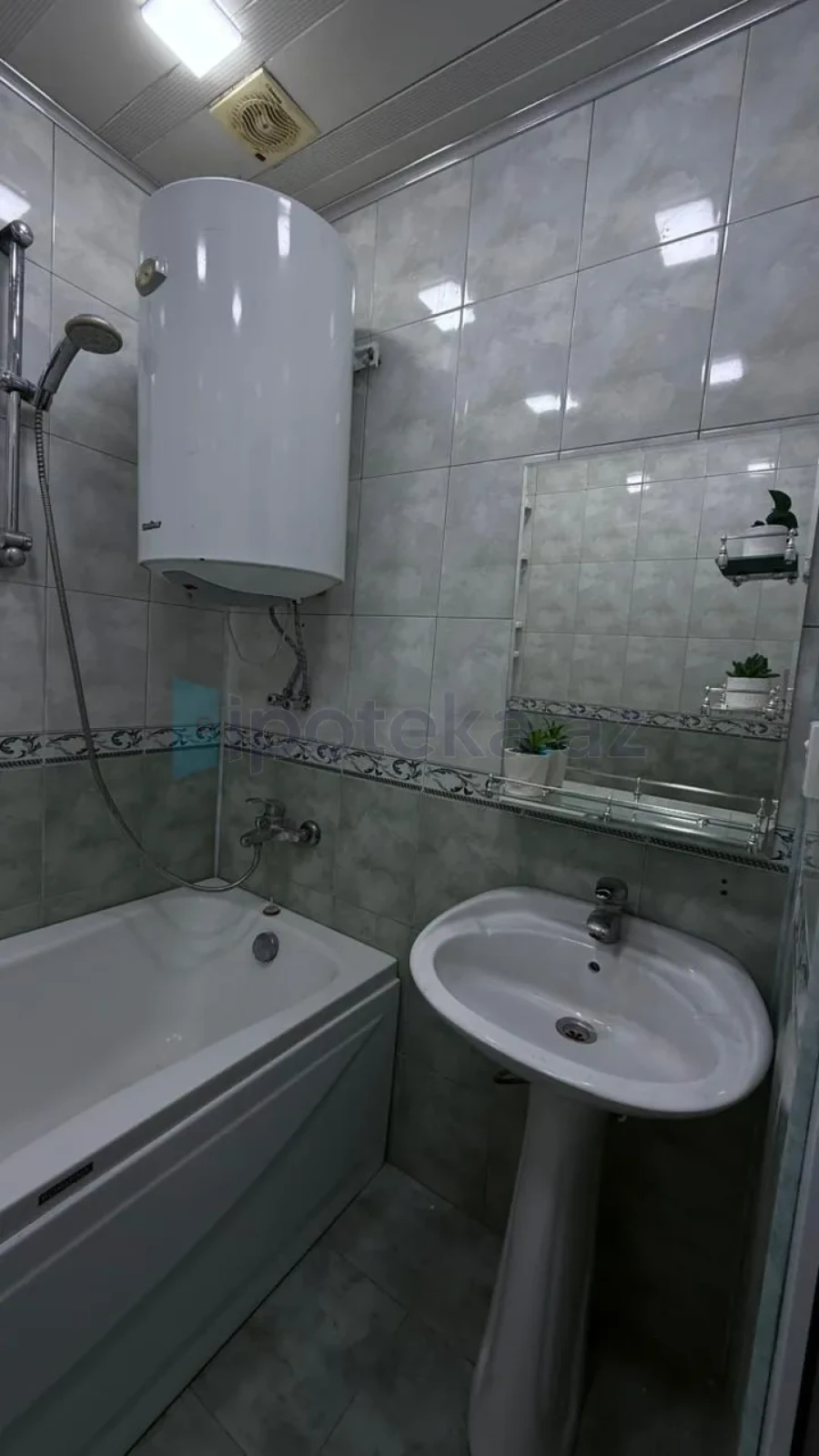 Satılır 2 otaqlı köhnə tikili 45 m²