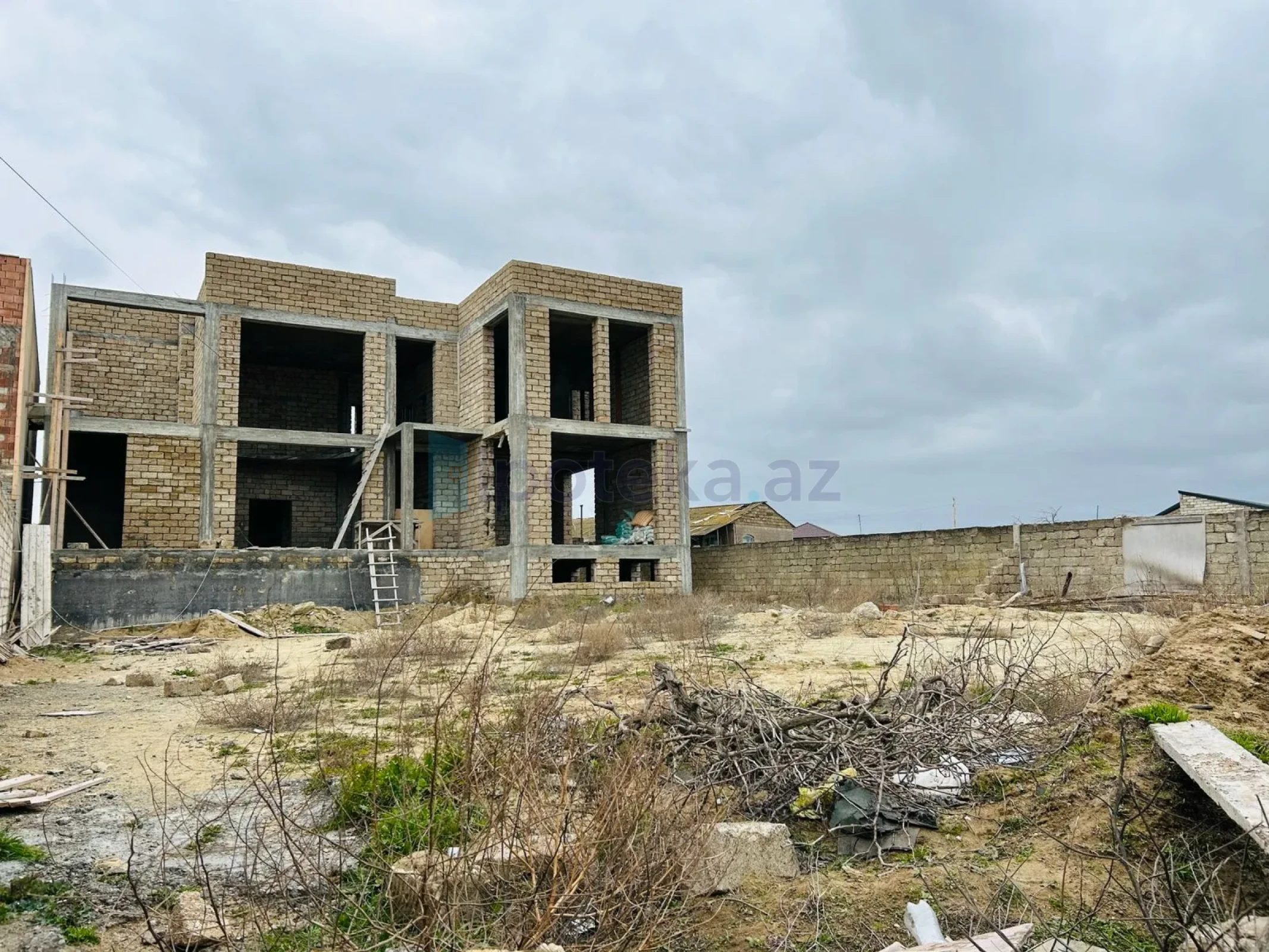 Satılır 8 otaqlı mənzil 600 m²