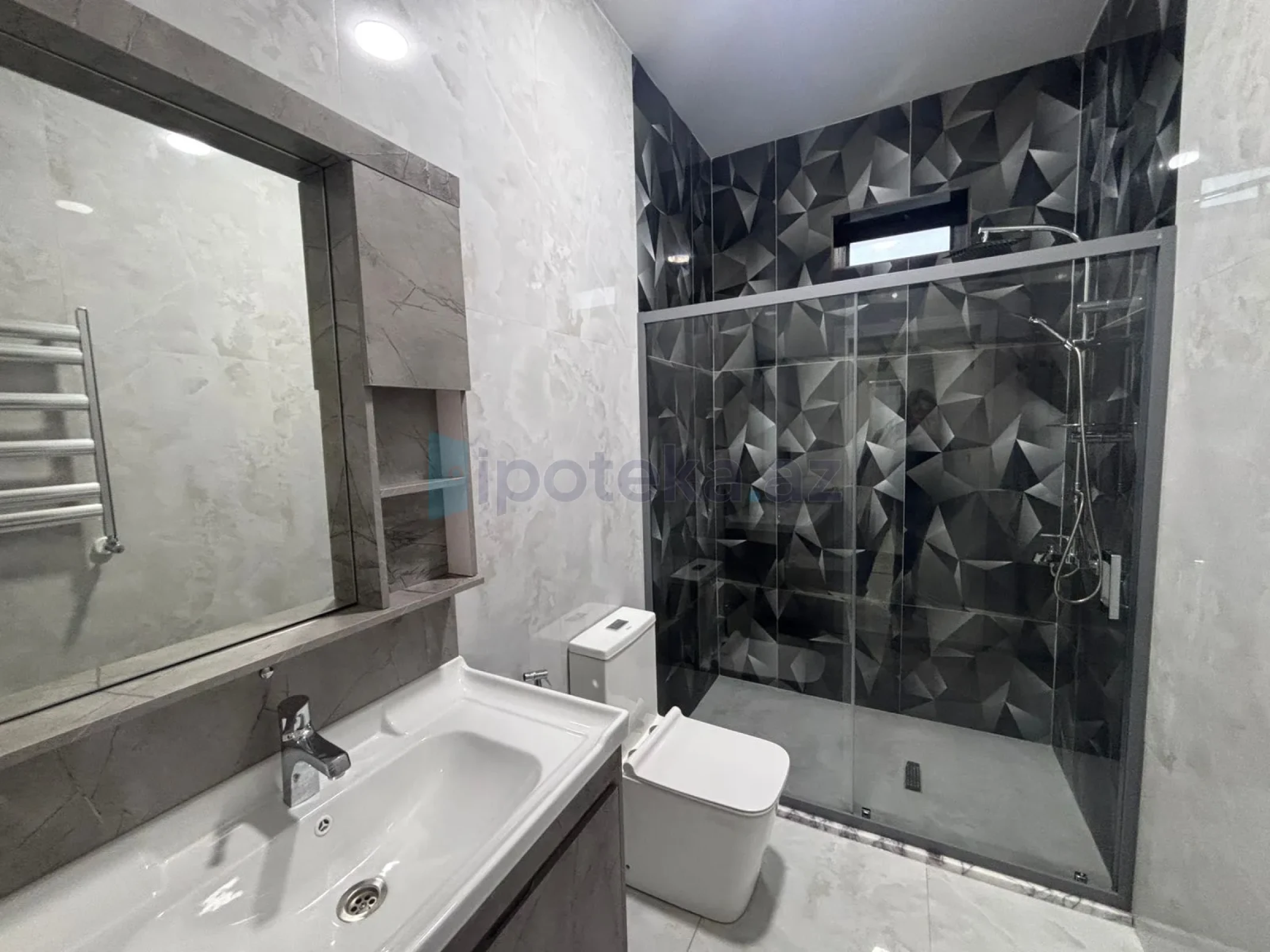 Satılır 3 otaqlı mənzil 155 m²