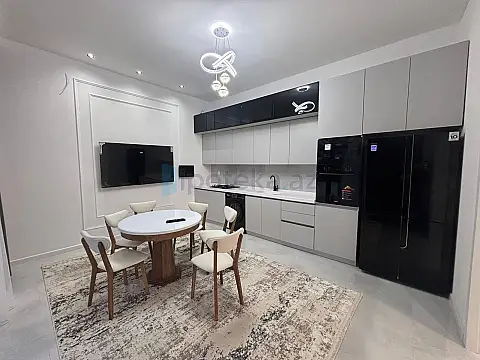 Satılır 4 otaqlı mənzil 180 m²
