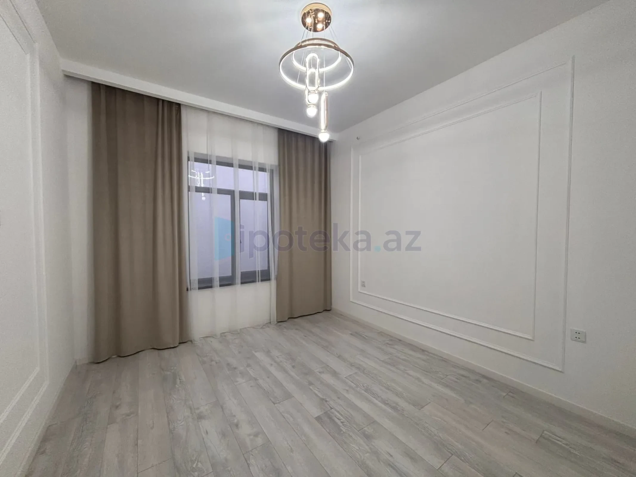 Satılır 4 otaqlı mənzil 180 m²