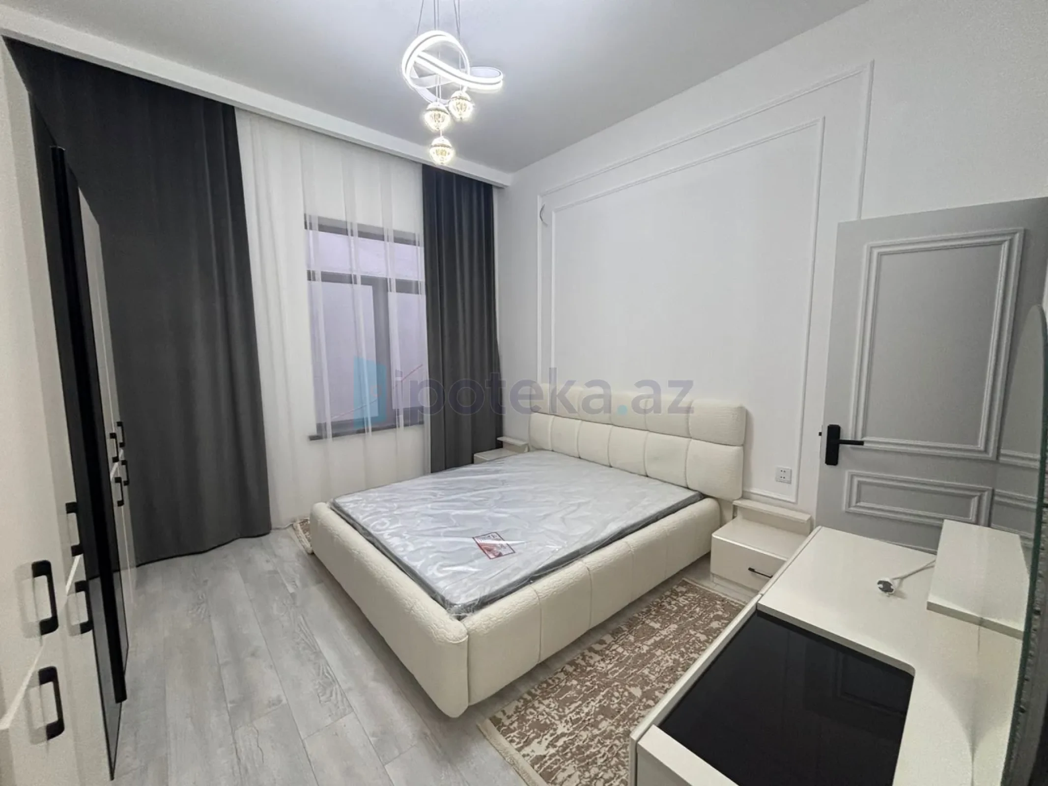 Satılır 4 otaqlı mənzil 180 m²
