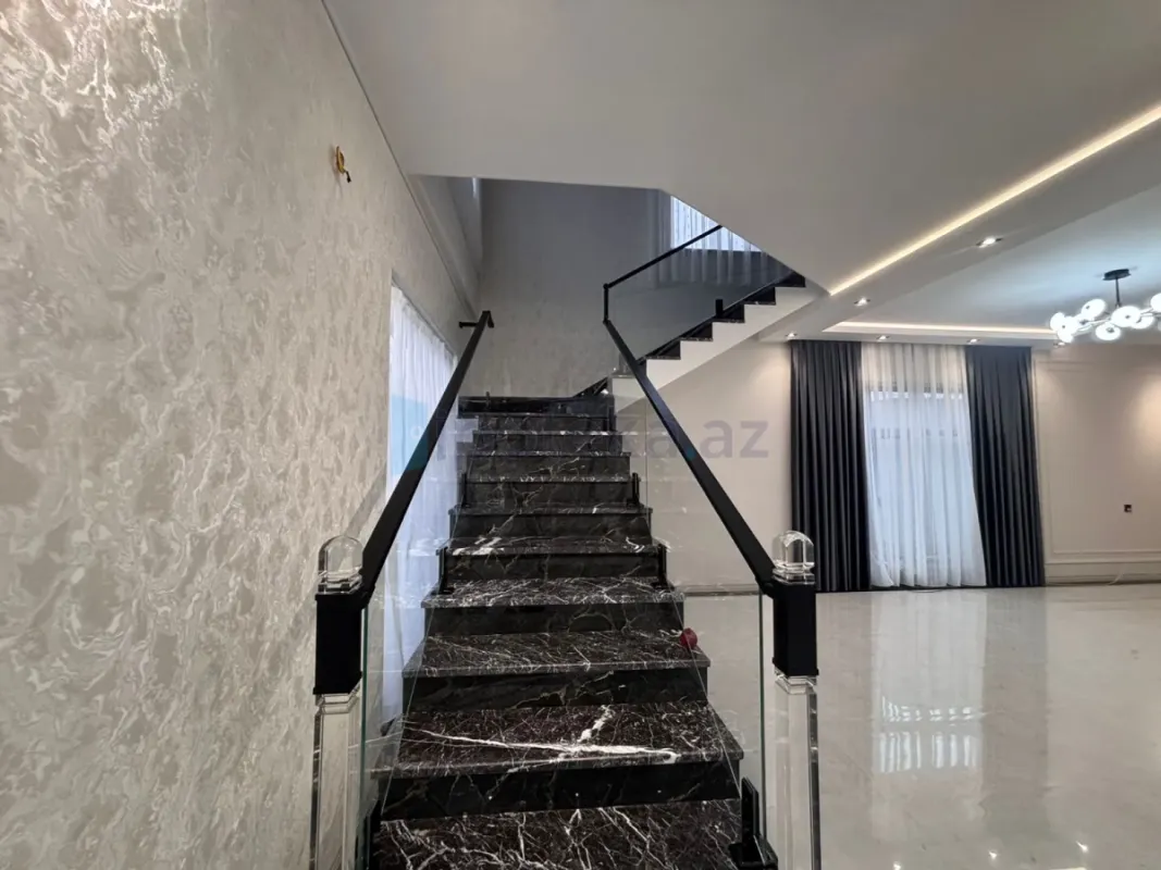 Satılır 8 otaqlı mənzil 350 m²