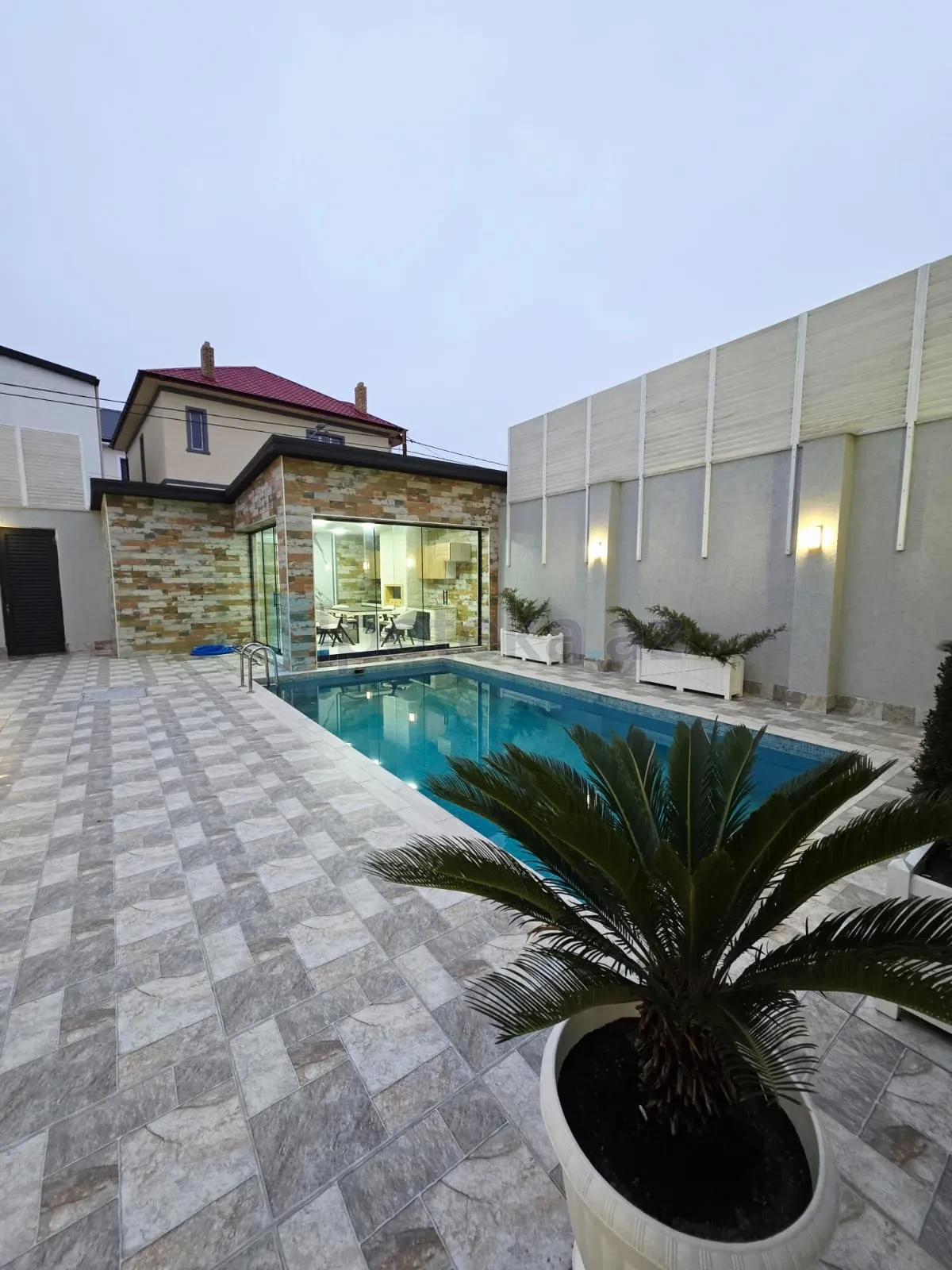 Satılır 5 otaqlı mənzil 220 m²