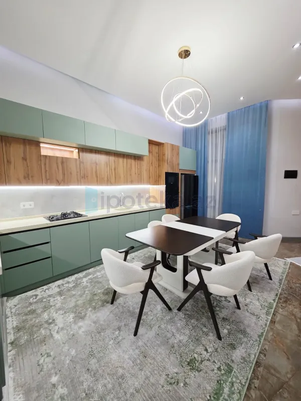 Satılır 5 otaqlı mənzil 220 m²