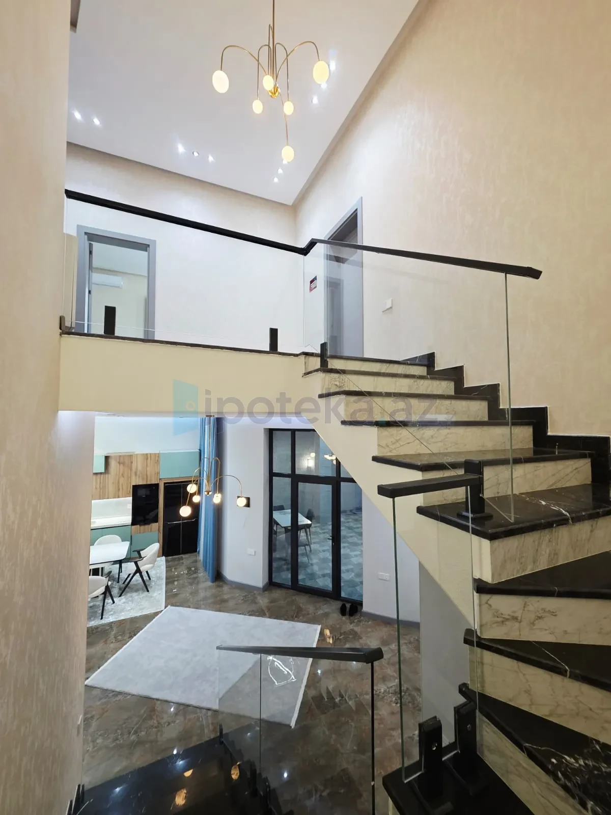 Satılır 5 otaqlı mənzil 220 m²