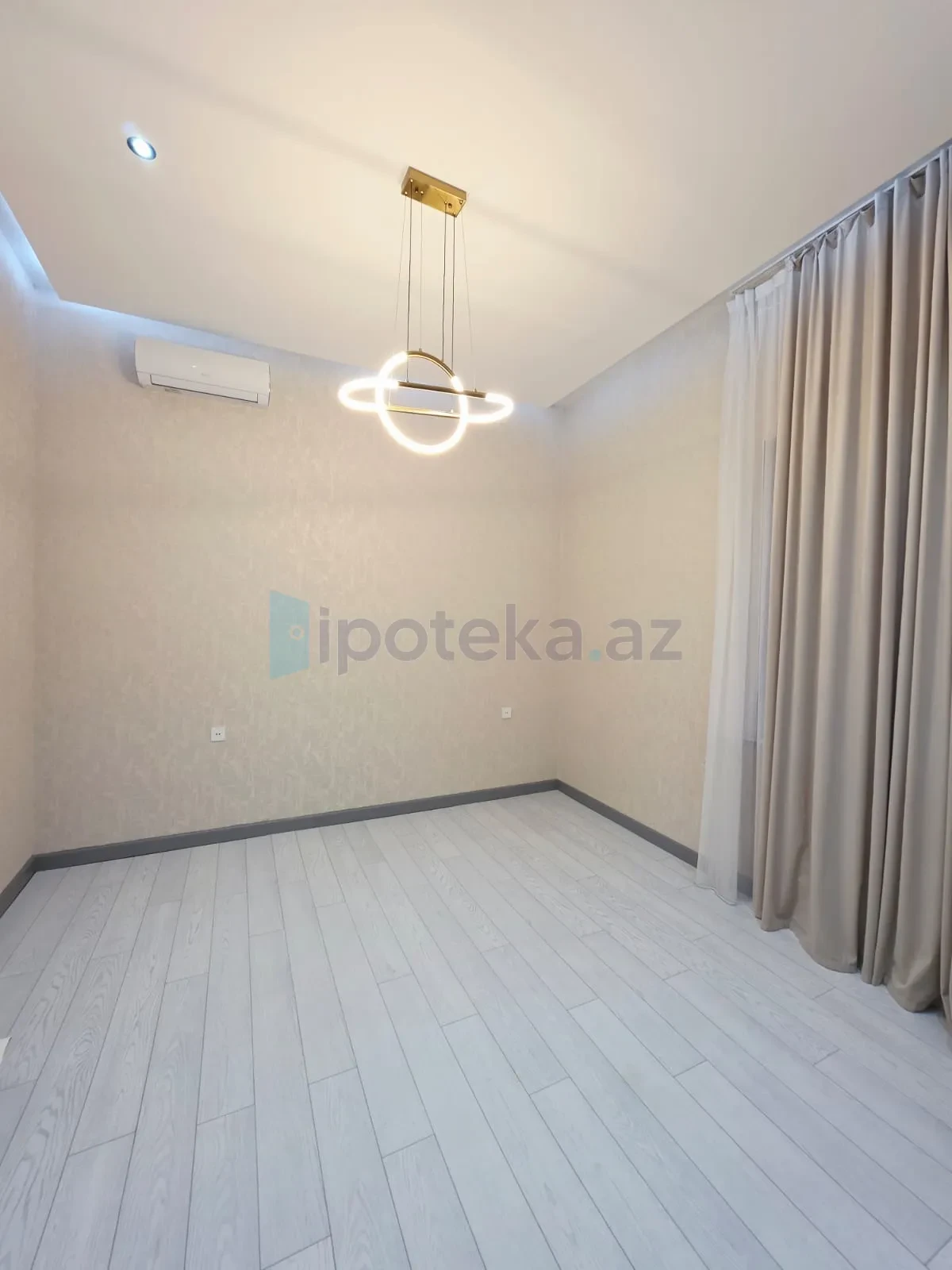 Satılır 5 otaqlı mənzil 220 m²