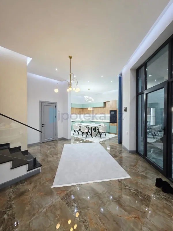 Satılır 5 otaqlı mənzil 220 m²
