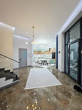 Satılır 5 otaqlı mənzil 220 m²