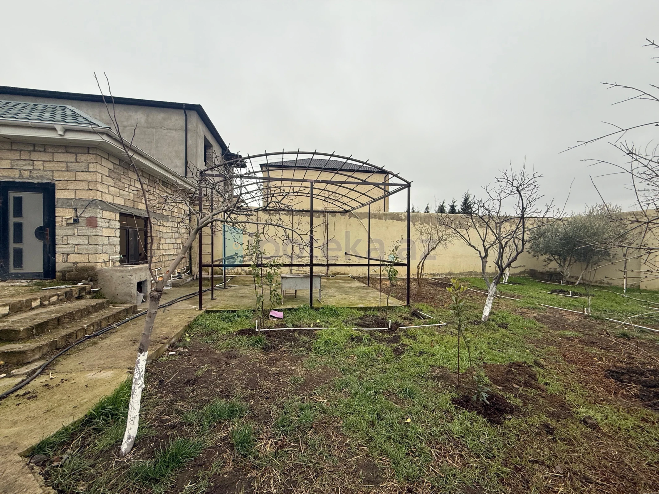 Satılır 11 otaqlı həyət evi 500 m²