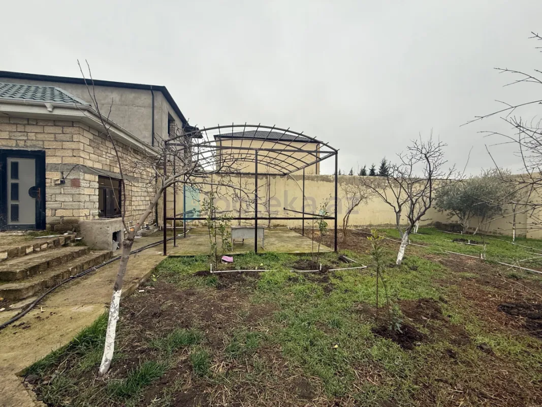 Satılır 11 otaqlı həyət evi 500 m²