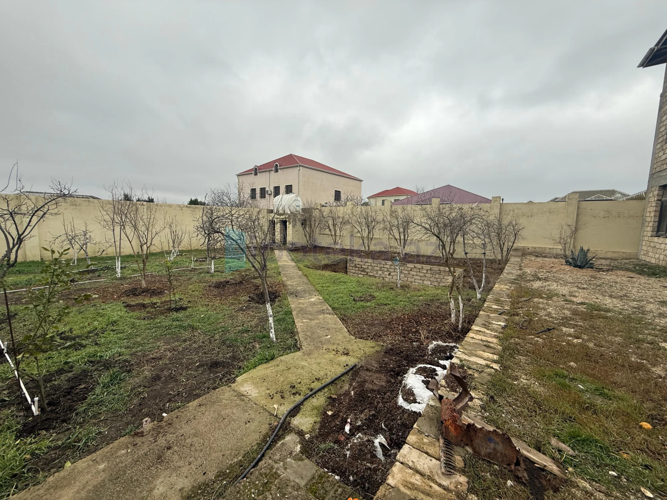 Satılır 11 otaqlı həyət evi 500 m²