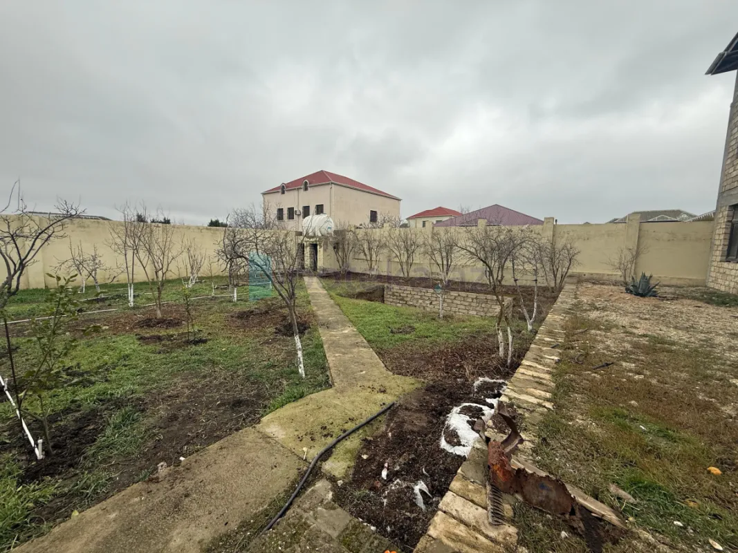 Satılır 11 otaqlı həyət evi 500 m²