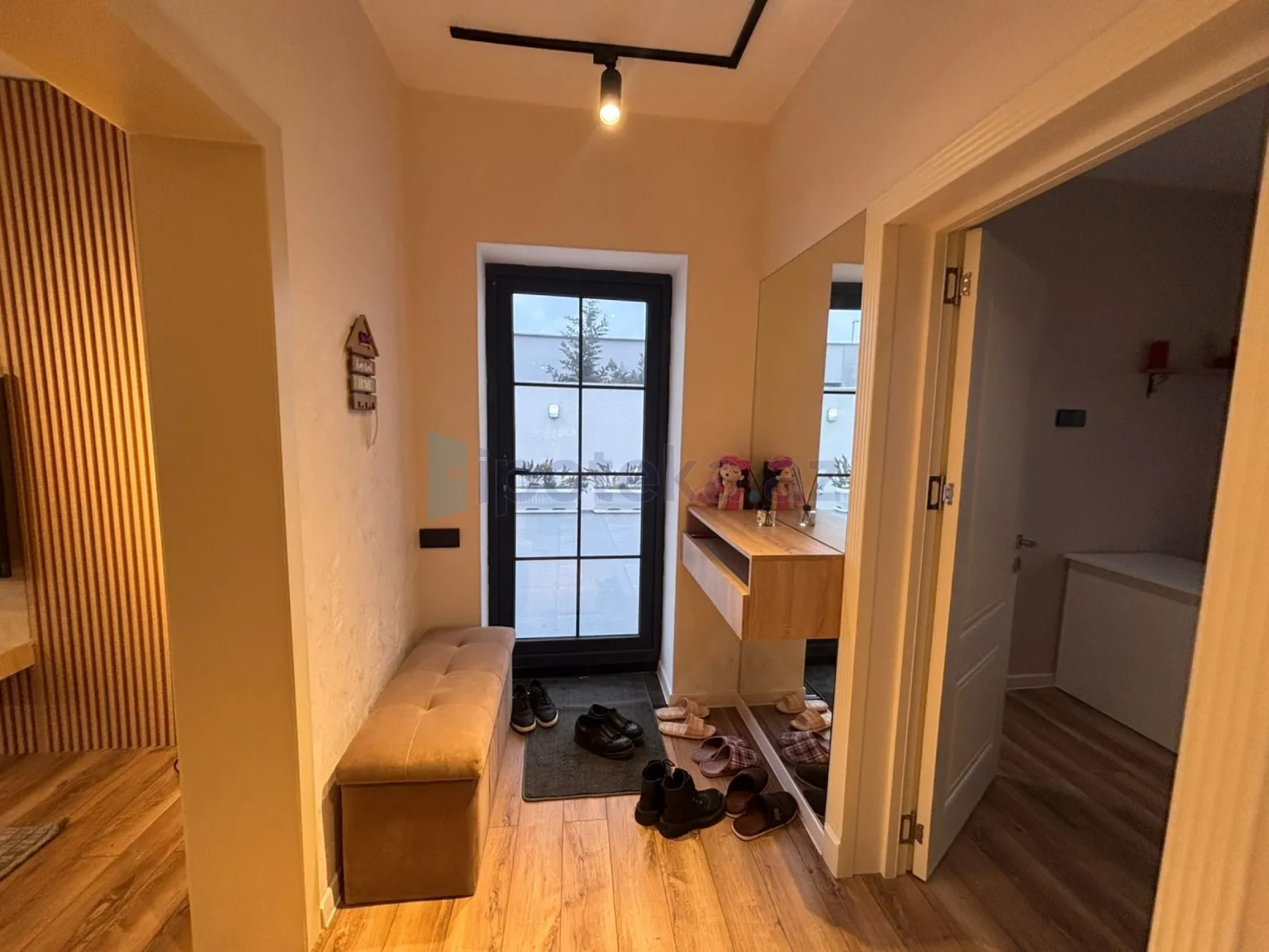 Satılır 5 otaqlı mənzil 200 m²