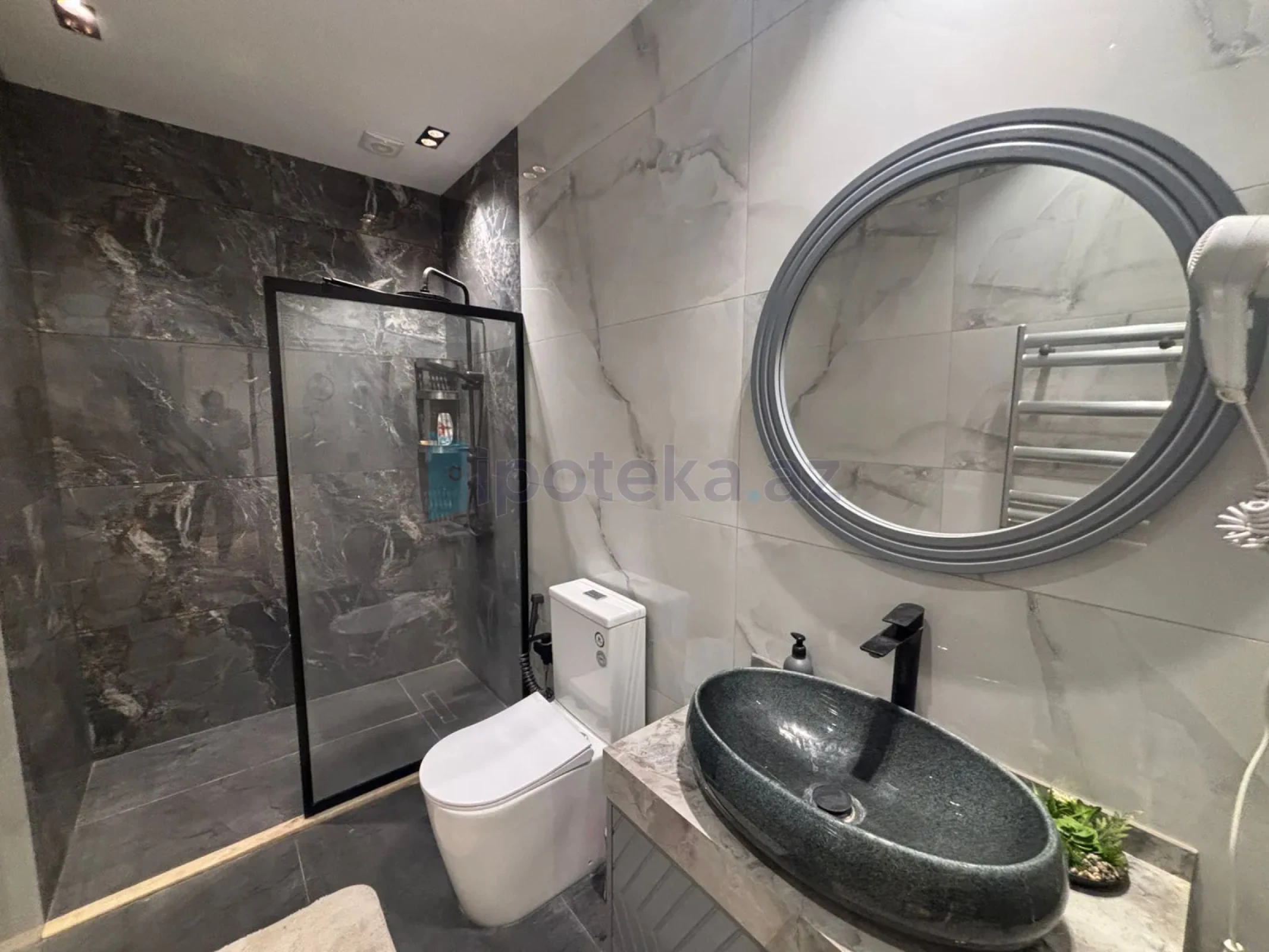 Satılır 5 otaqlı mənzil 200 m²