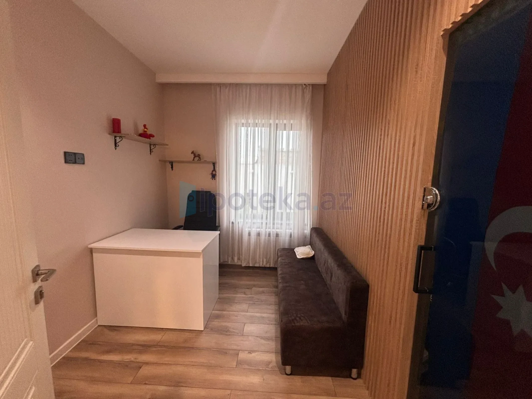 Satılır 5 otaqlı mənzil 200 m²