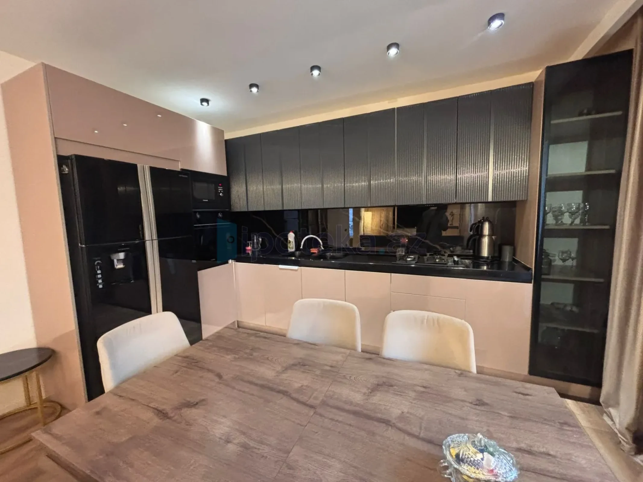 Satılır 5 otaqlı mənzil 200 m²