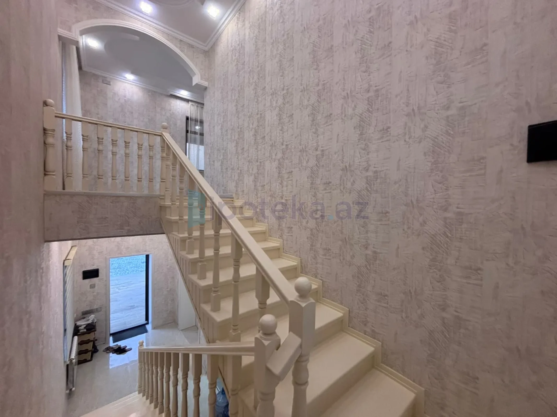 Satılır 5 otaqlı mənzil 350 m²