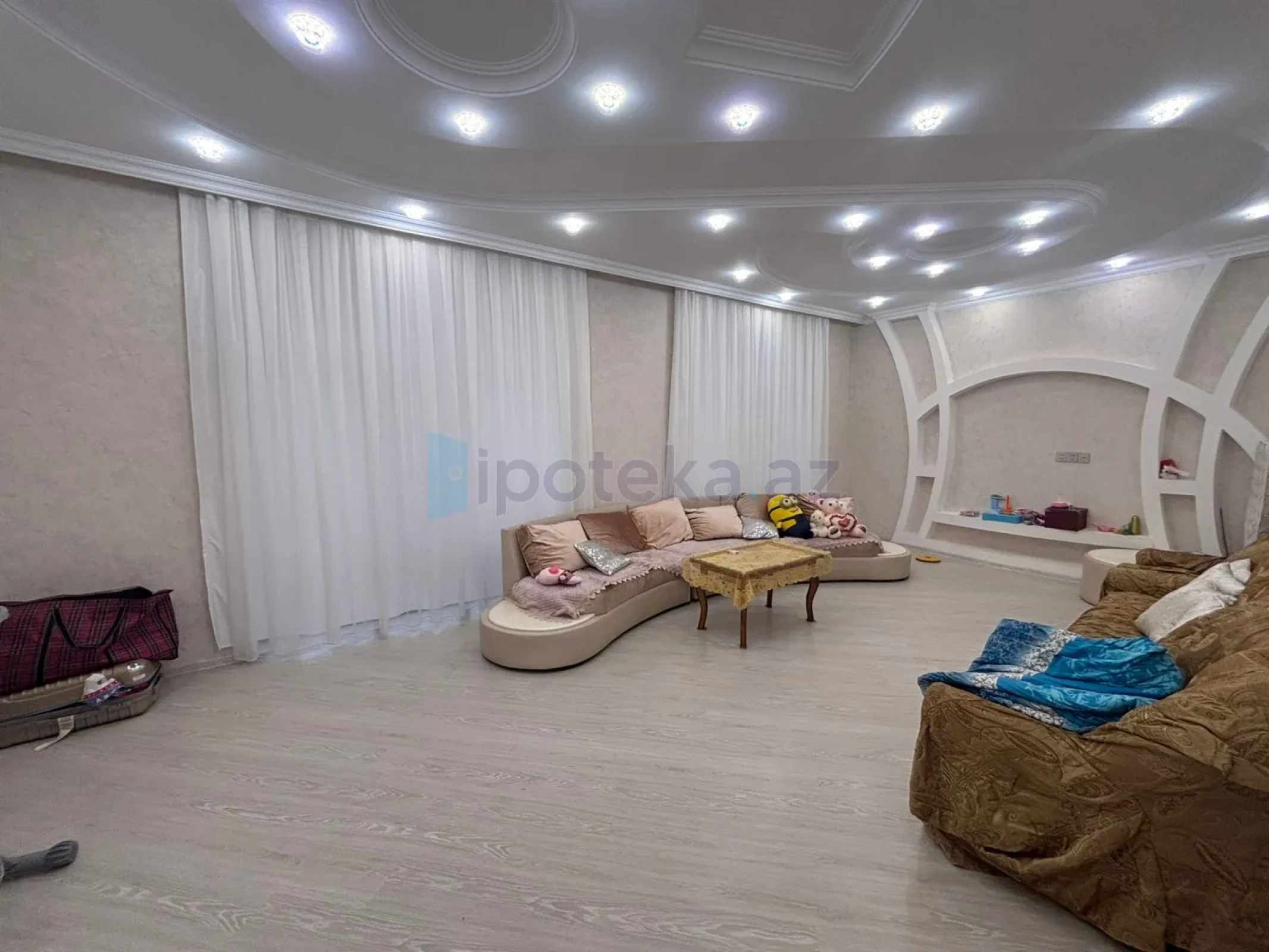 Satılır 5 otaqlı mənzil 350 m²