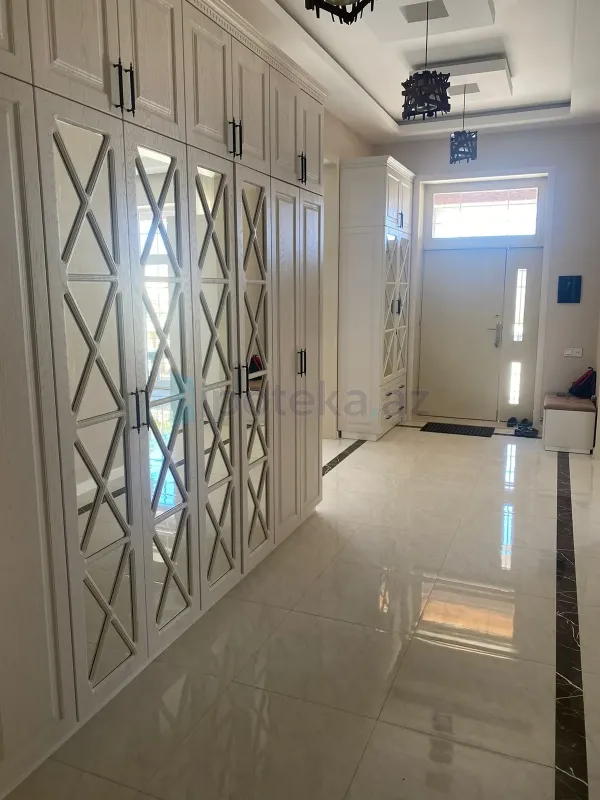 Satılır 4 otaqlı mənzil 300 m²