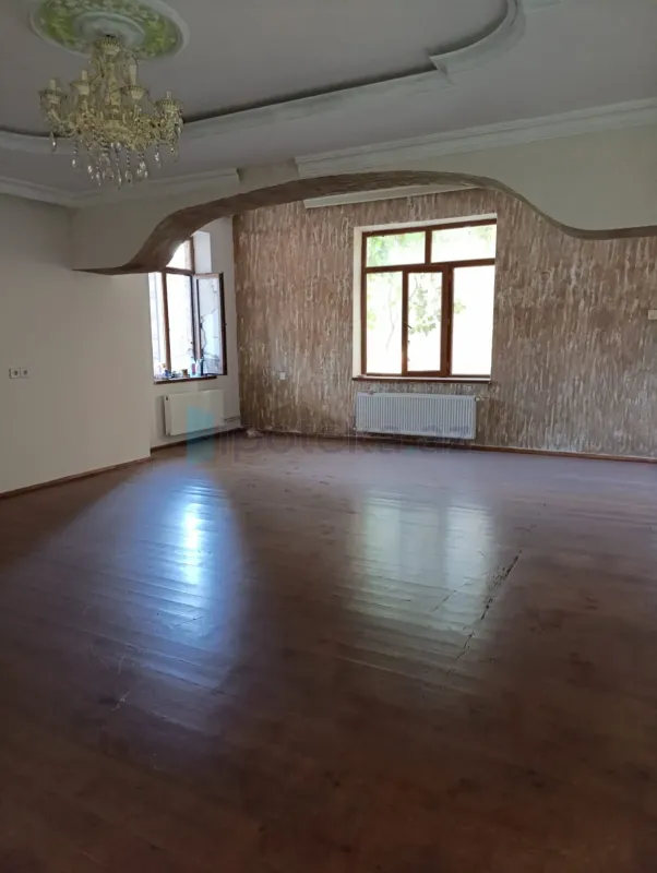 Satılır 8 otaqlı həyət evi 198 m²