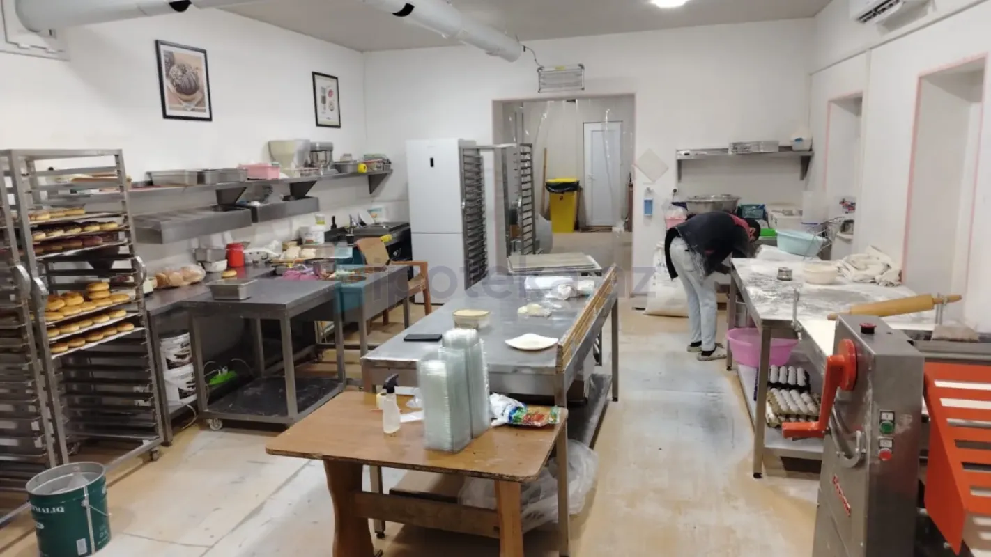 Satılır 8 otaqlı həyət evi 198 m²