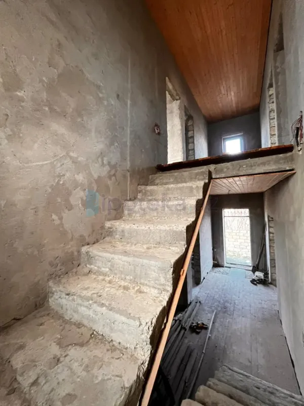Satılır 5 otaqlı həyət evi 200 m²