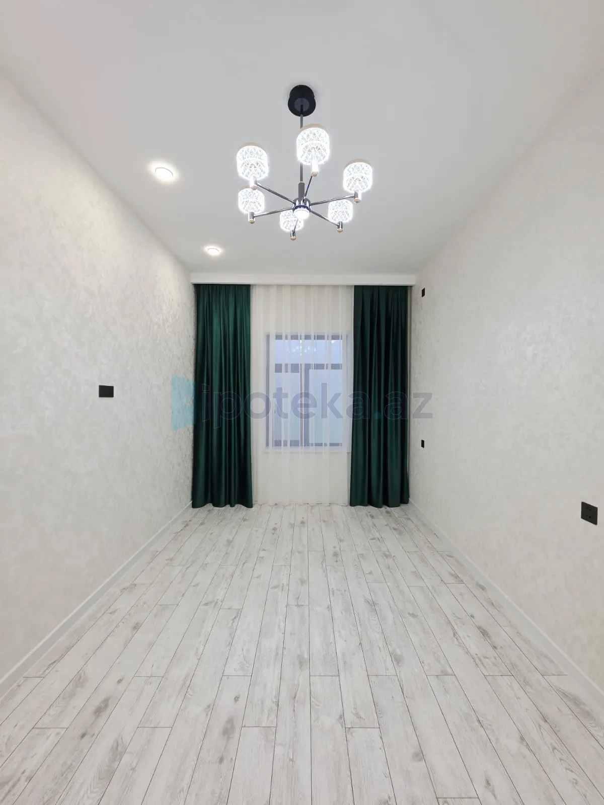 Satılır 4 otaqlı mənzil 140 m²