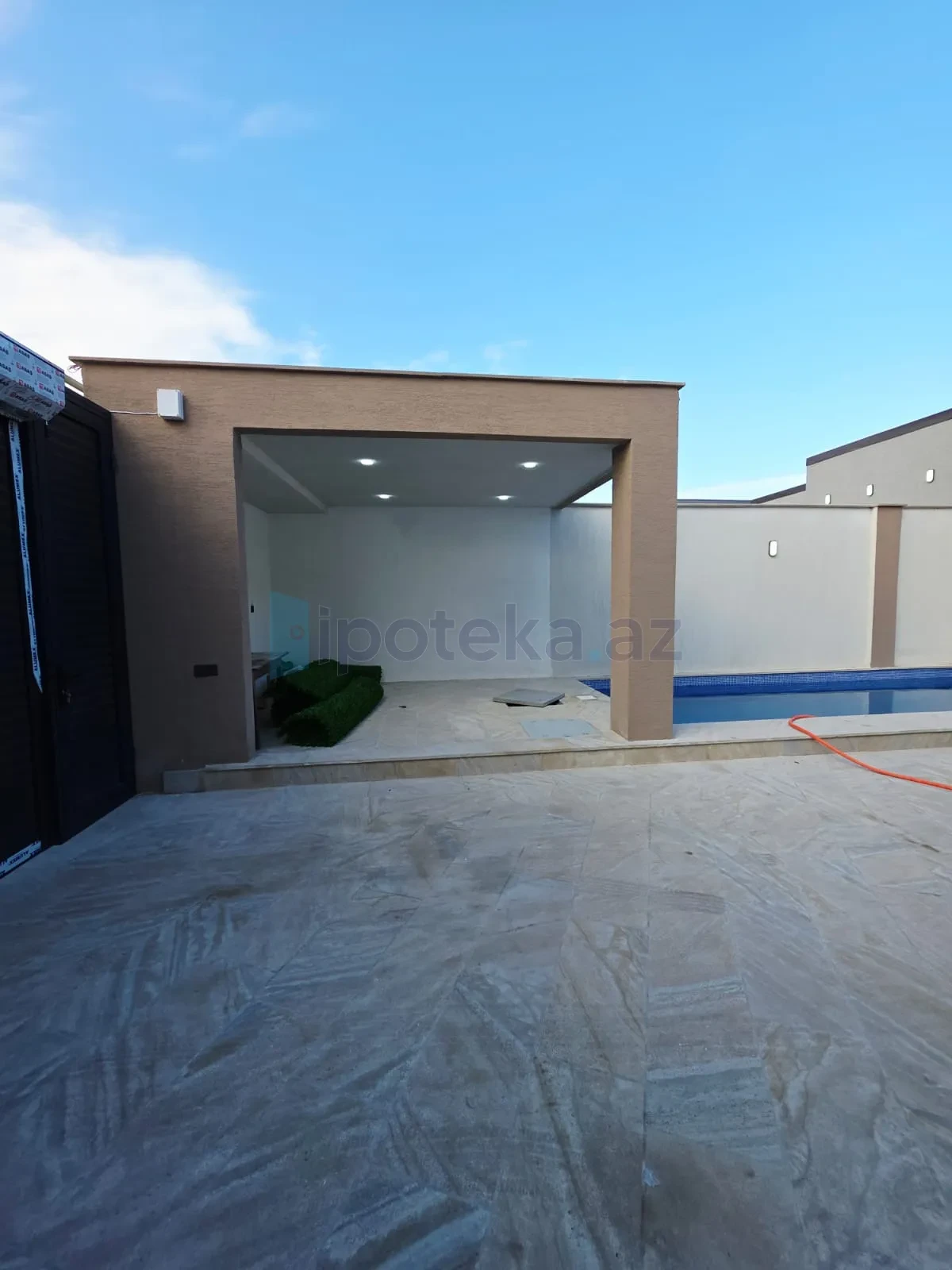 Satılır 4 otaqlı mənzil 140 m²