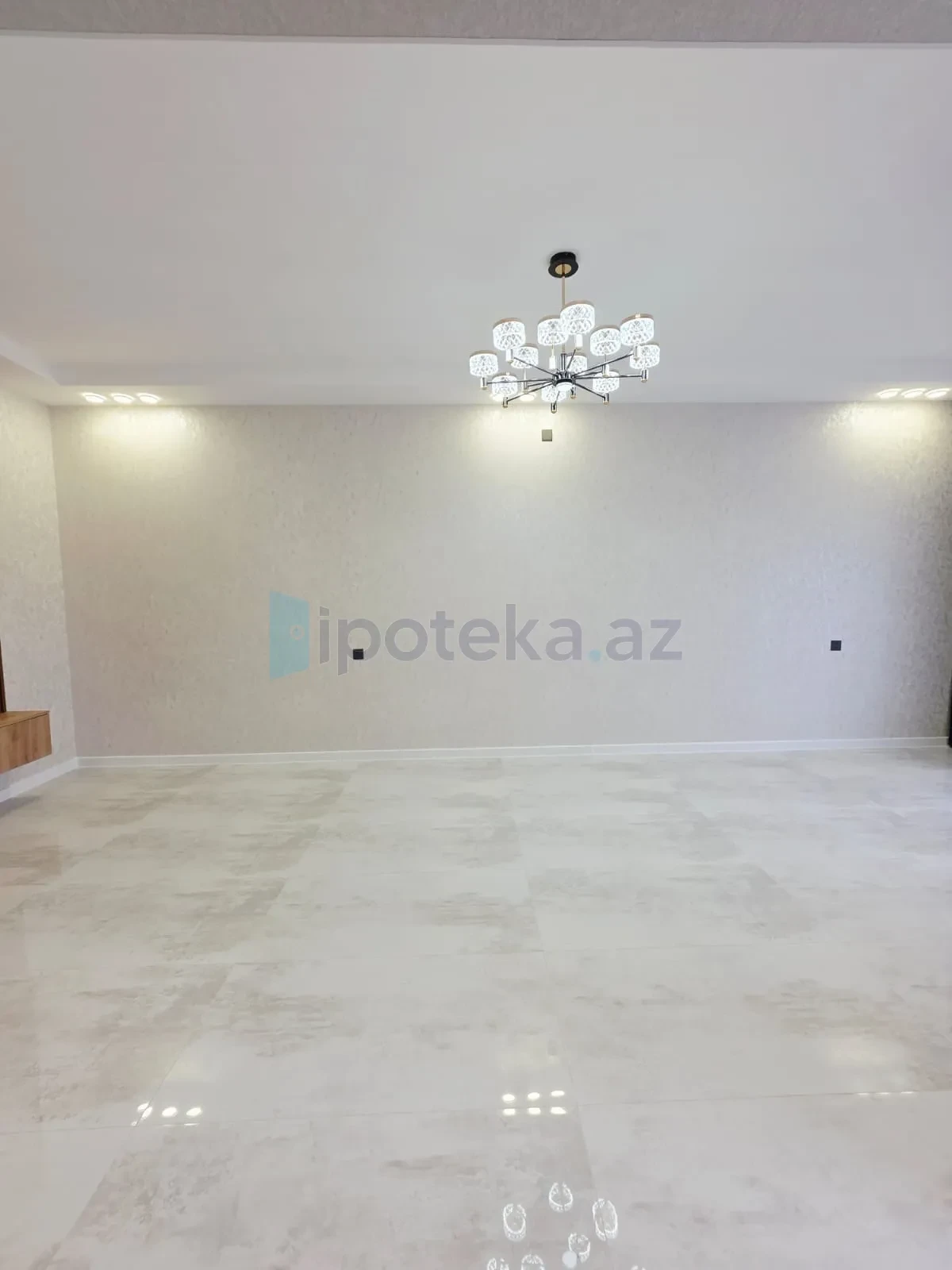 Satılır 4 otaqlı mənzil 140 m²