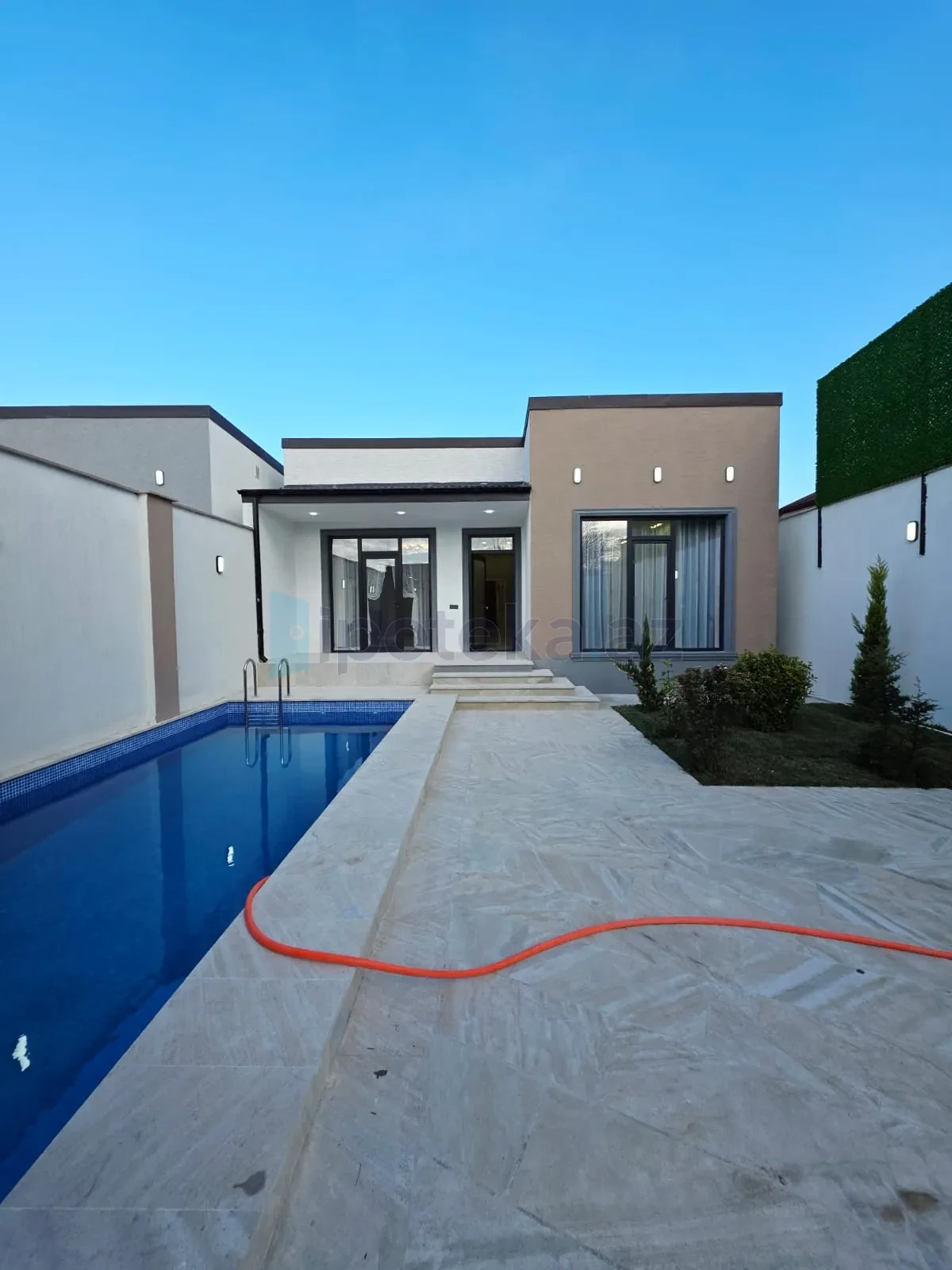 Satılır 4 otaqlı mənzil 140 m²