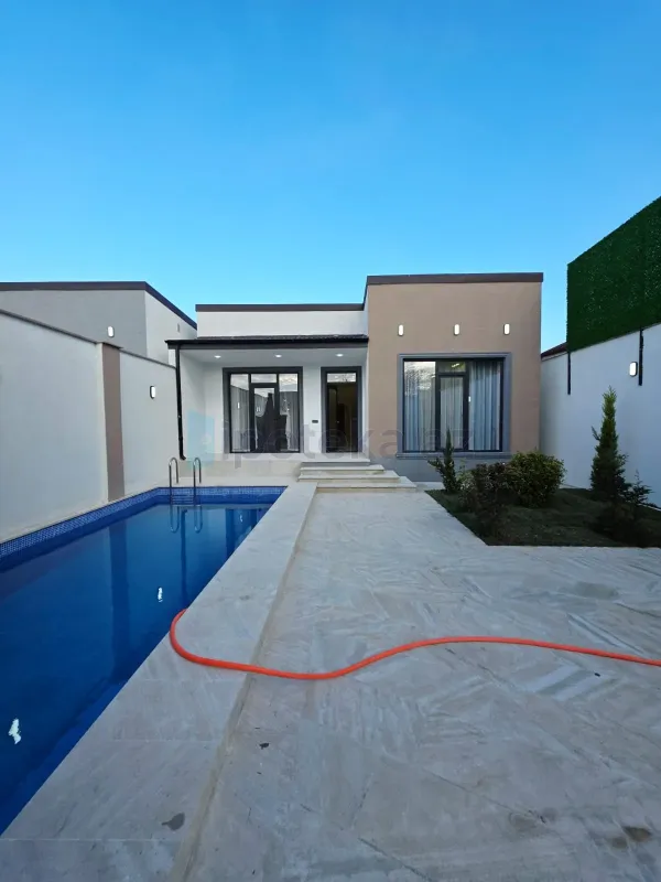 Satılır 4 otaqlı mənzil 140 m²