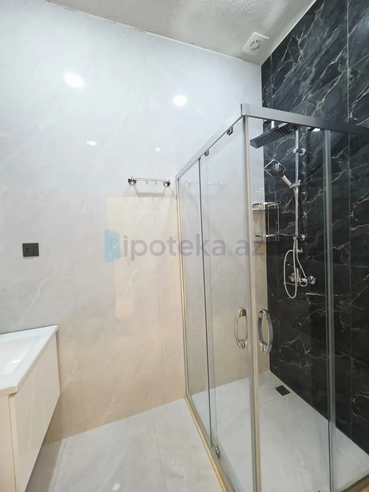 Satılır 4 otaqlı mənzil 140 m²