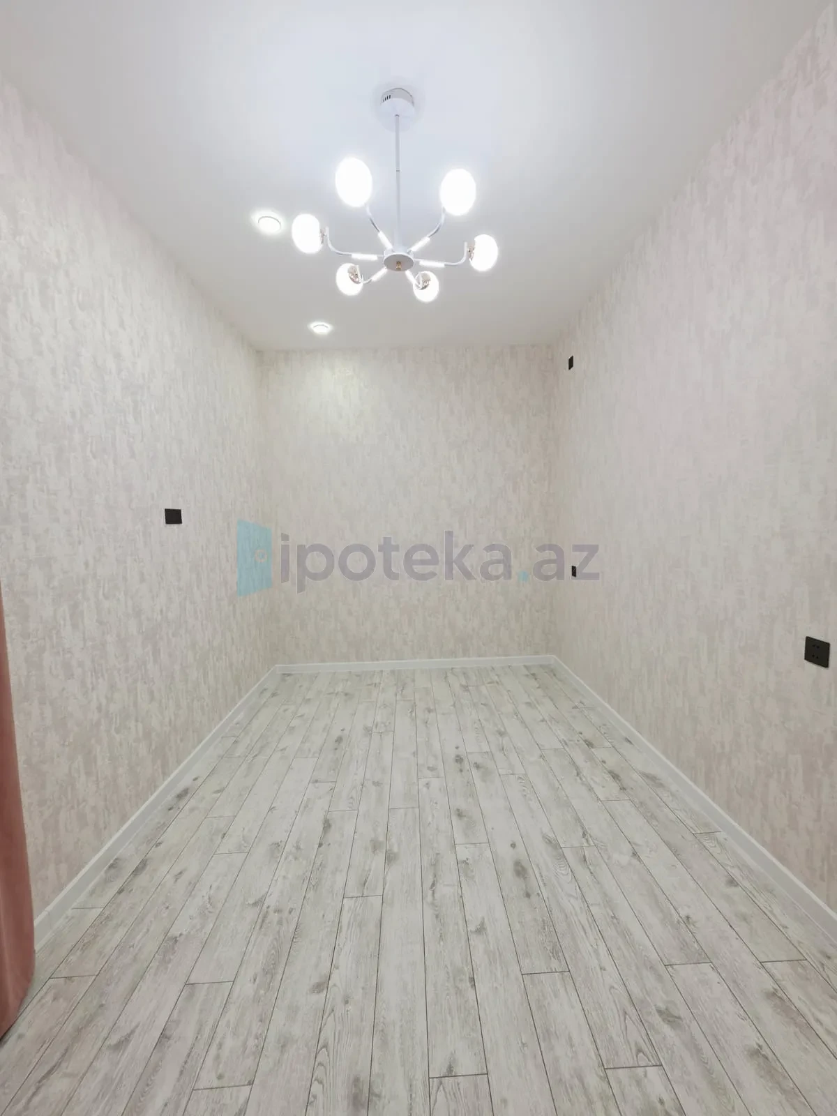 Satılır 4 otaqlı mənzil 140 m²