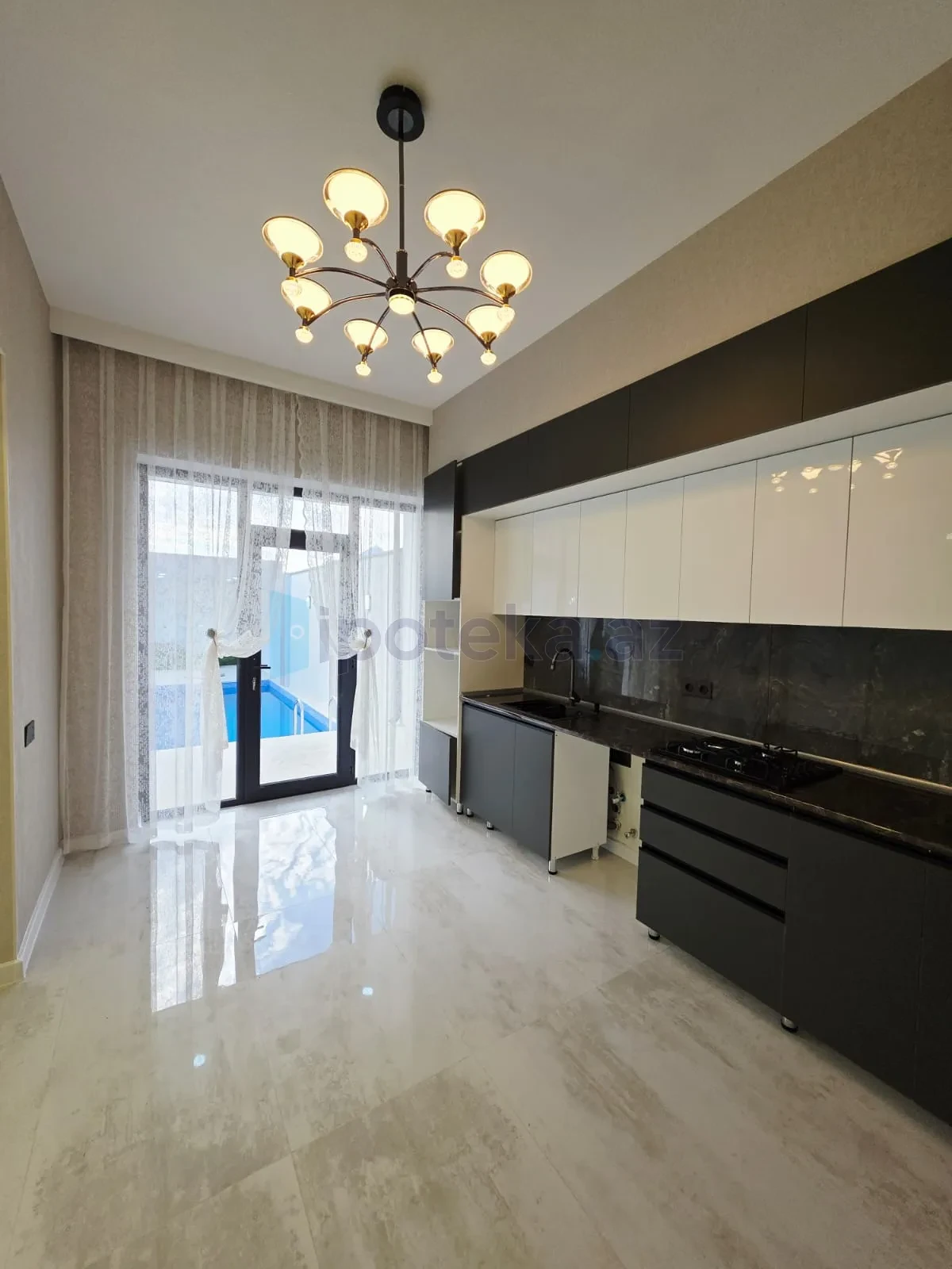 Satılır 4 otaqlı mənzil 140 m²