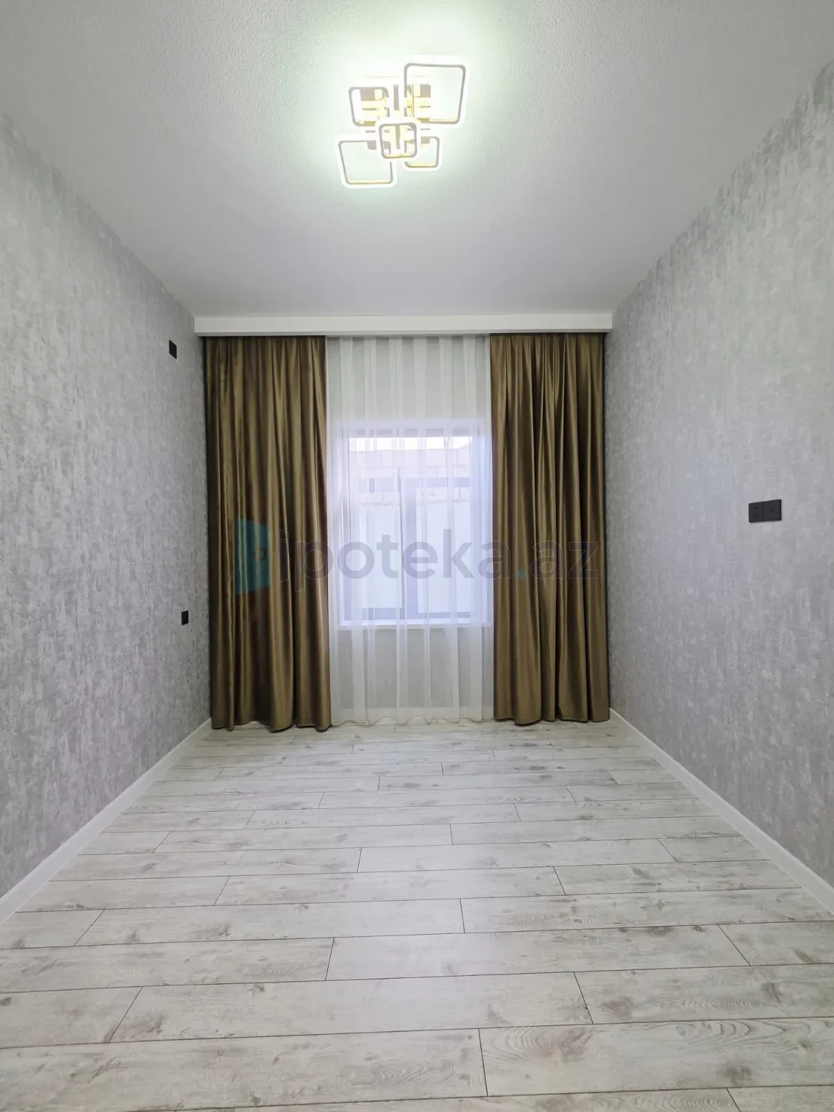 Satılır 4 otaqlı mənzil 140 m²
