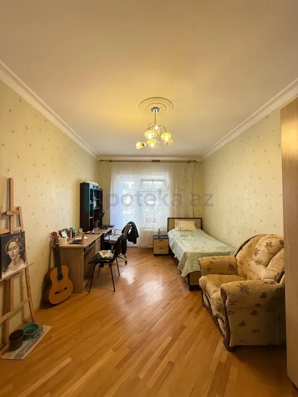 Satılır 4 otaqlı köhnə tikili 100 m²