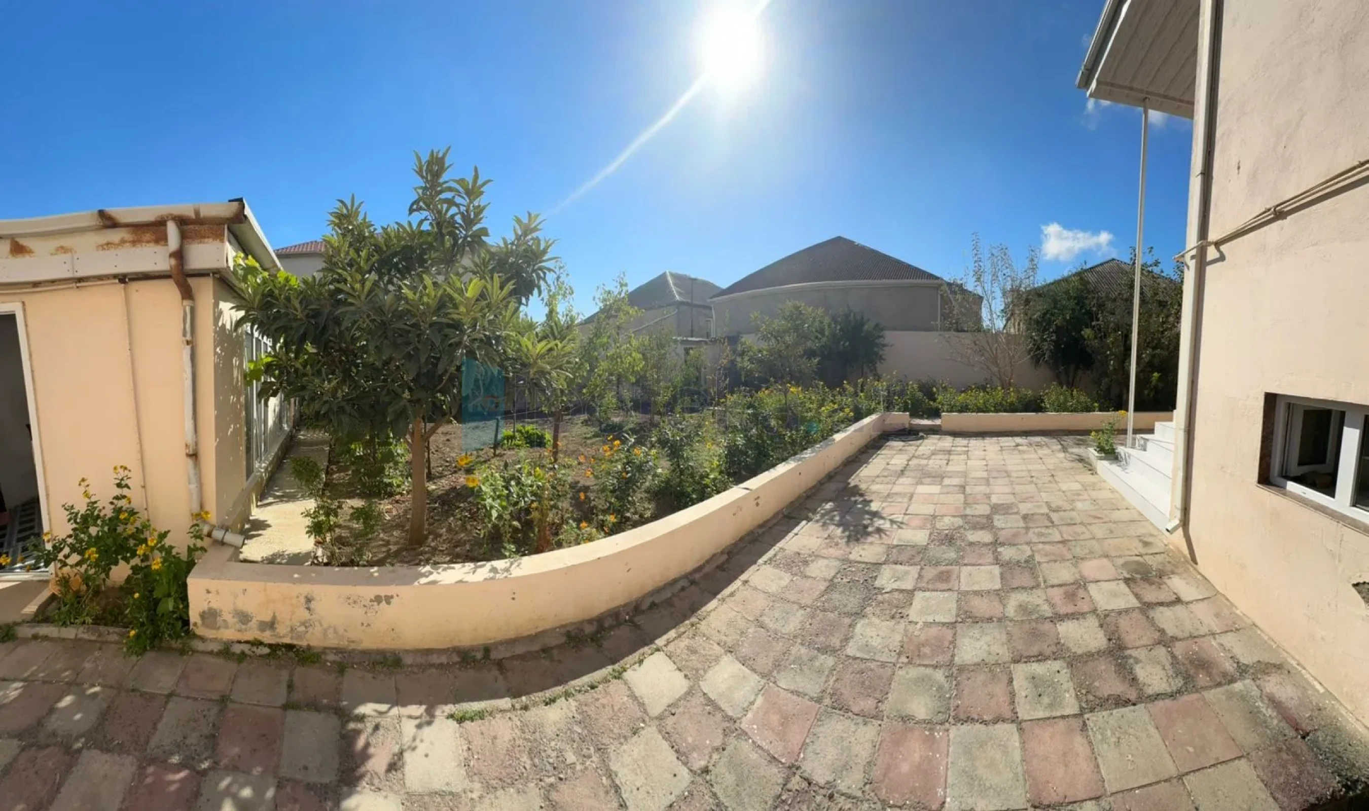 Satılır 9 otaqlı həyət evi 250 m²