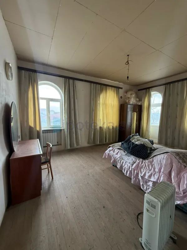 Satılır 5 otaqlı həyət evi 200 m²